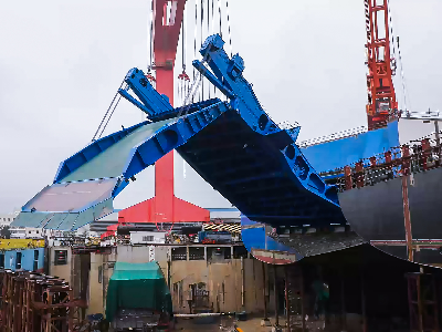 马尾造船7500车位LNG双燃料汽车滚装船顺利完成艉门安装